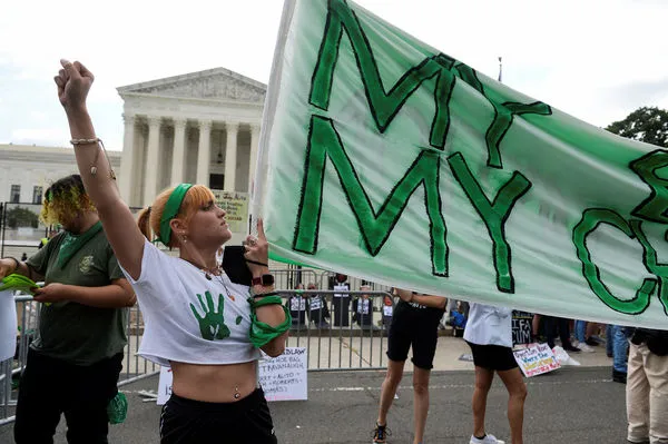 ▲▼墮胎權支持者在美國最高法院外示威。（圖／路透）