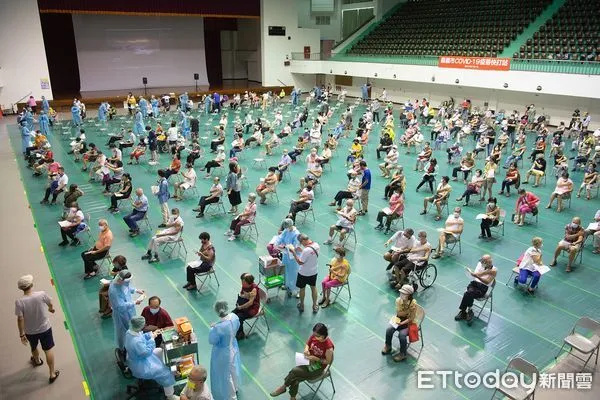 ▲▼「嘉市第4劑大型快打站開打 黃敏惠市長：優化服務友善接種 。（圖／嘉義市政府提供）