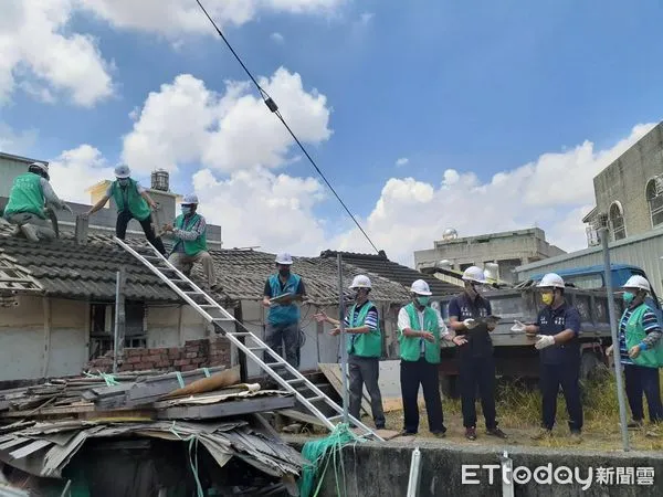 ▲▼ 嘉義百工修繕利他協會 助弱勢修繕房屋。（圖／嘉義縣政府提供）