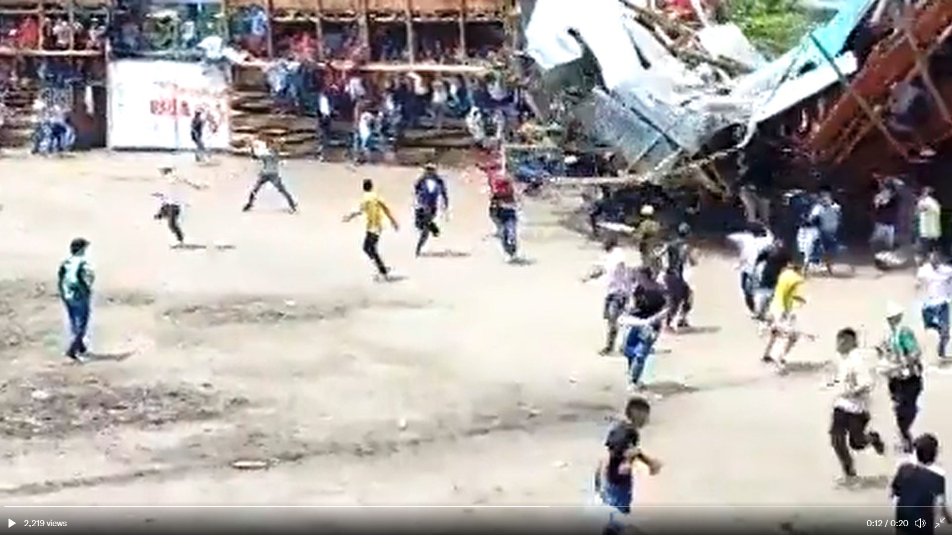 ▲▼恐怖影片曝！哥倫比亞鬥牛場看台倒塌觀眾奔逃　至少4死70人重傷。（圖／翻攝推特）