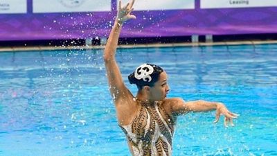 花式游泳女選手「跳到一半人不見」　教練秒跳水裡看：人暈厥癱軟在池底