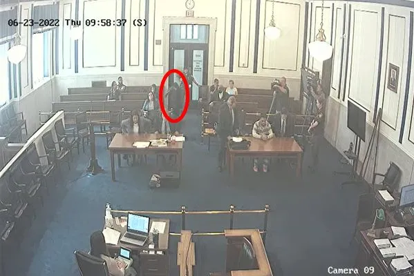 ▲▼俄亥俄州居民東尼奧（Tonio Hughes）當庭暴揍殺子凶手。（圖／翻攝漢密爾郡法院）