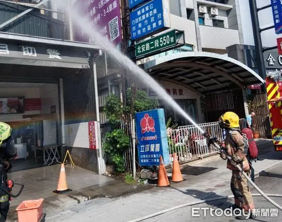 記者林悅／台南報導台南市安南區北安路二段１處自助餐店26日下午3時30分許發生火警，台南市消防局出動公園、和緯、大橋特搜、安南、安和、鹽行分隊及安南中隊及第六大隊等各式消防車10多部前往搶救，消防車組到達火場，發現係廚房排煙管起火冒煙，馬上出水搶救，並防止火場大延燒鄰宅，在消防人員迅速射水搶救下，火勢歷時約20分左右撲滅，目前正進行殘火處理及排煙，幸無人員傷亡，起火原因及財物損失由消防局調查處理中。
