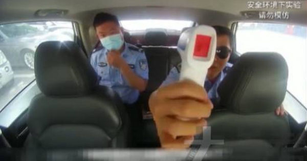 員警實測在熱天困在車內的感受。（圖／翻攝自微博）