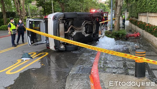 ▲信義區一名女駕駛自撞路邊消防栓，BMW側翻車頭全毀。（圖／記者游宗樺攝）