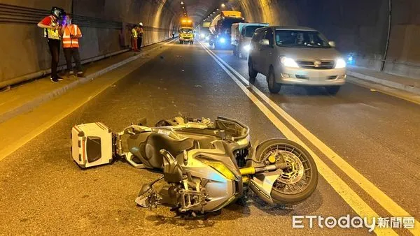 ▲瑞芳四腳亭隧道內自摔 男騎士人車甩飛倒地送醫。（圖／記者郭世賢翻攝）