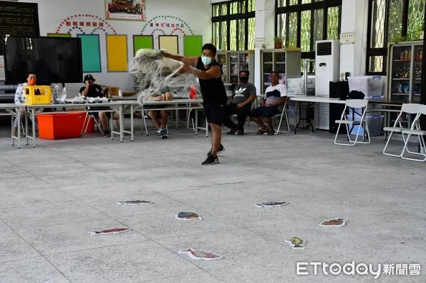 ▲▼吉安鄉阿美族「部落聯合捕魚節」19個部落以傳統陸地撒網及願者上鉤等趣味競賽，以寓教於樂傳承祖先智慧。（圖／吉安鄉公所提供，下同）