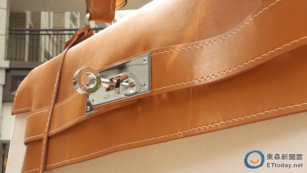 巨型愛馬仕凱莉包的皮革採用相同等級材料，由工匠縫製而成。