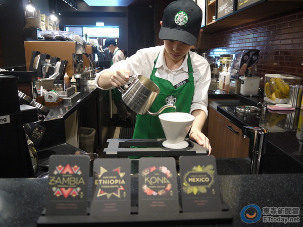 每天舉辦的手沖咖啡時間，提供民眾可品嚐自己偏愛的口味及選擇調製方式。