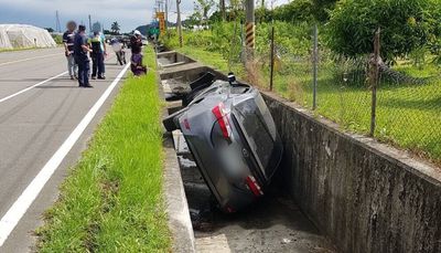 怎麼開的？夫妻出遊踏青「整台車翻落卡水溝」　疑精神不濟釀禍