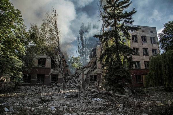 ▲▼烏克蘭東部利西昌斯克市（Lysychansk）遭砲轟的建築物冒起濃煙。（圖／路透）