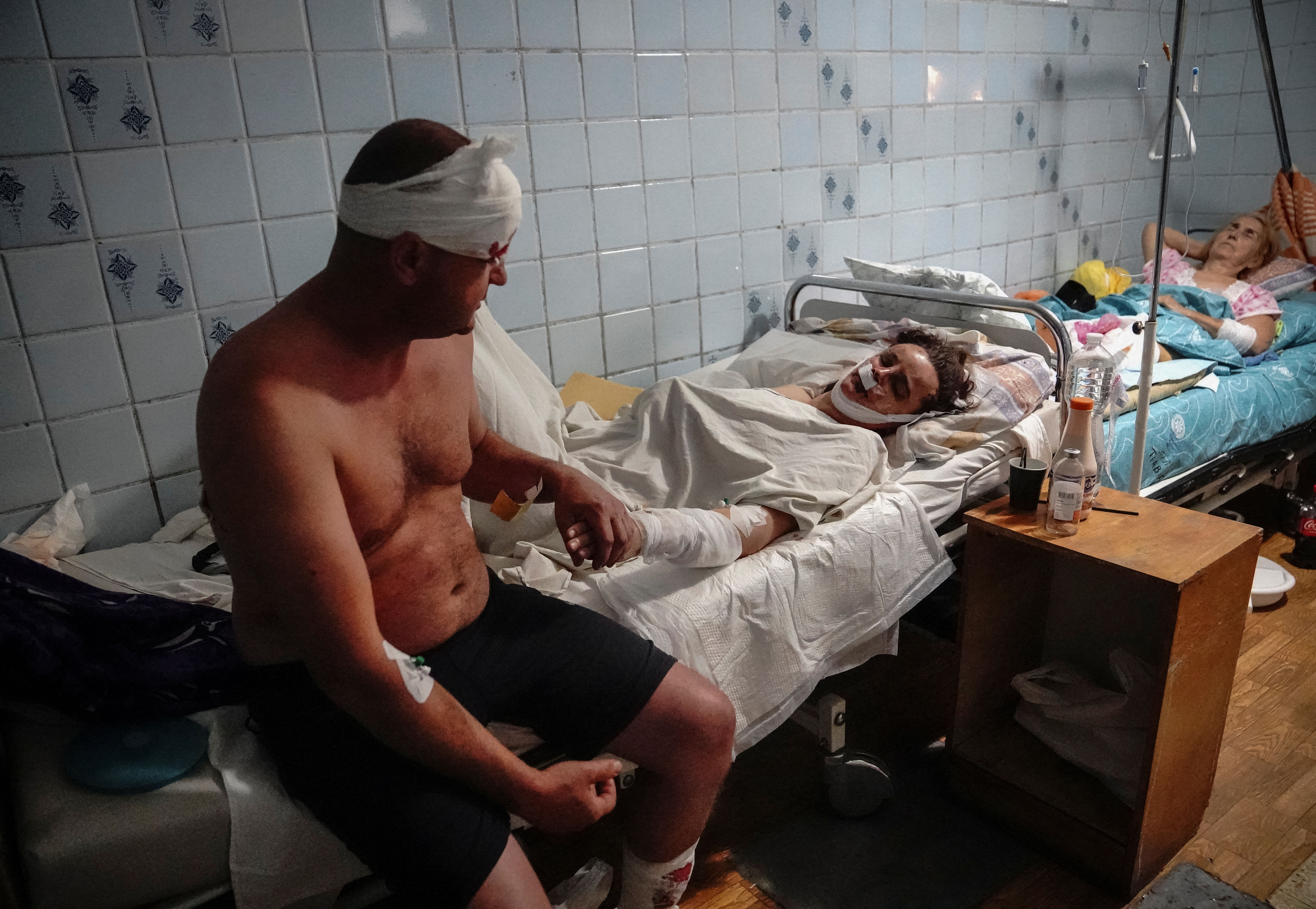 ▲▼烏克蘭中部城市克列緬丘格一座購物中心慘遭俄軍飛彈襲擊，傷者送往醫院治療，其中還有死者屍體。（圖／路透社）