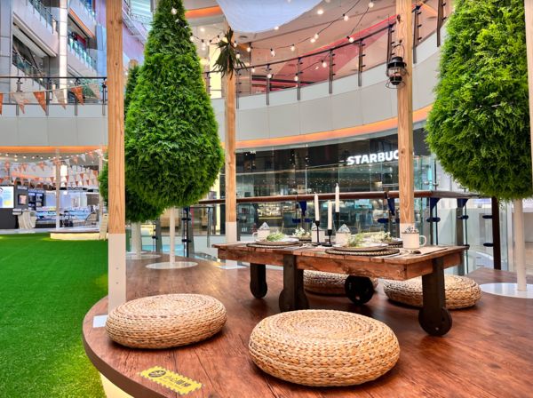 ▲大江購物中心將一樓中庭打造一座森林系室內休憩空間。（圖／大江購物中心提供）