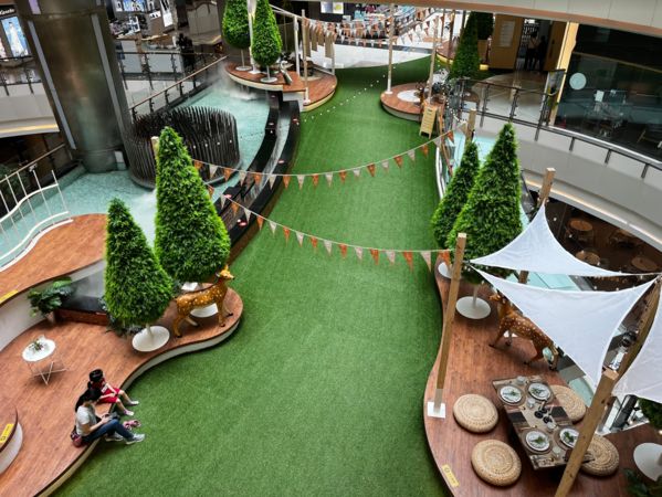 ▲大江購物中心將一樓中庭打造一座森林系室內休憩空間。（圖／大江購物中心提供）