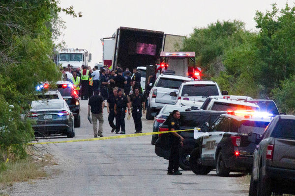 ▲德州聖安東尼奧（San Antonio）一輛貨櫃車驚見大量遺體，據報46人死亡。（圖／路透）