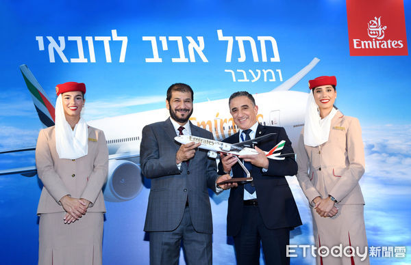 ▲阿聯酋航空營運長Adel Ahmad Al Redha(左二)，與本古里安國際機場旅客服務總監Shmuel Amsalem(右二)進行禮物交換儀式。（圖／阿聯酋航空提供）