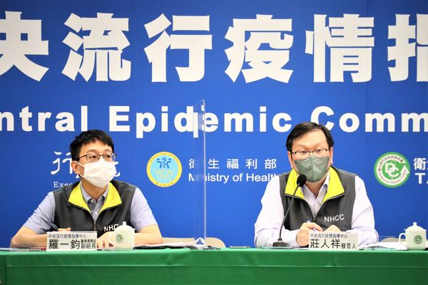 ▲▼中央流行疫情指揮中心記者會。（左起）醫療應變組副組長羅一鈞、發言人莊人祥。（圖／指揮中心提供）