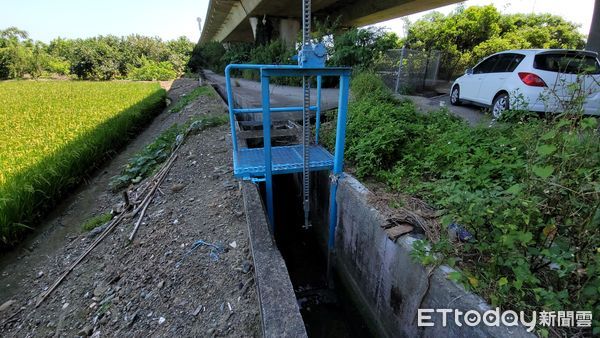 ▲▼竹南港墘里水閘門被偷，里長憂心汛期海水倒灌。（圖／記者蔡文淵翻攝）