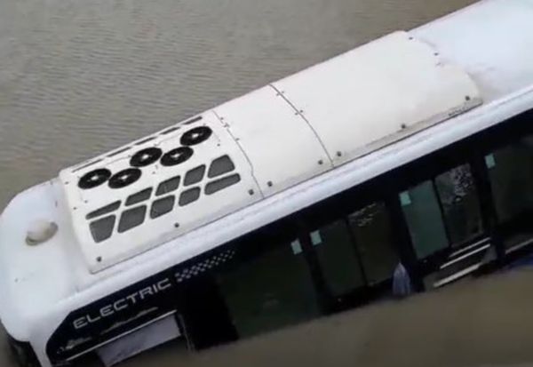 ▲上海一輛公車衝進河道。（圖／翻攝微博）