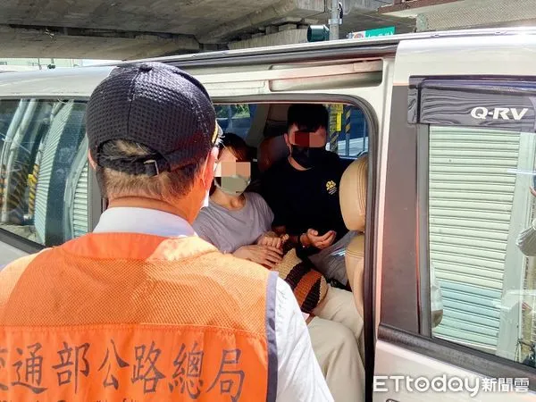 ▲屏東監理站會同縣警局交通隊東港碼頭查獲白牌車載客             。（圖／民眾提供，下同）