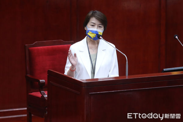 ▲台北市副市長黃珊珊赴議會進行專案報告，說明行政不中立爭議。（圖／記者林敬旻攝）