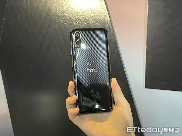 ▲HTC今（28）日推出，全球首款深入整合應用元宇宙平台VIVERSE智慧型手機HTC Desire 22 pro。（圖／記者吳康瑋攝）