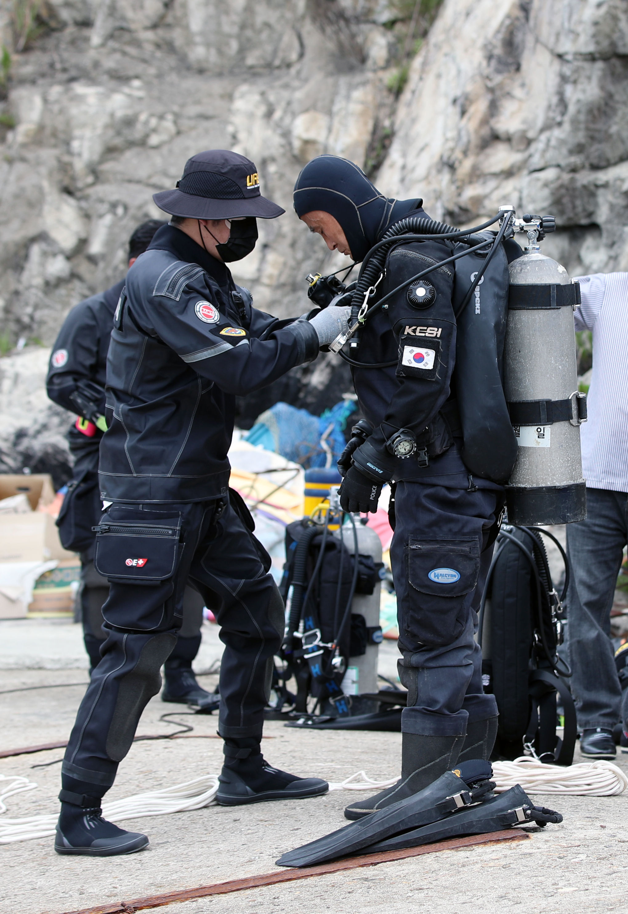 ▲▼南韓警方派遣潛水人員進入莞島郡海底進行搜索，29日發現奧迪座車。（圖／達志影像）