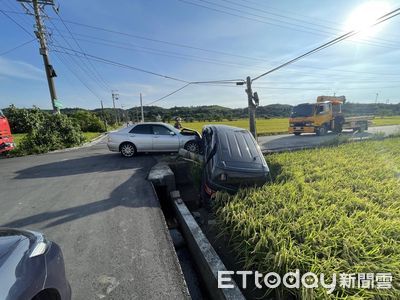 西濱封道導航帶走小路「兩車對撞」　1車衝田裡...電線桿斷兩截