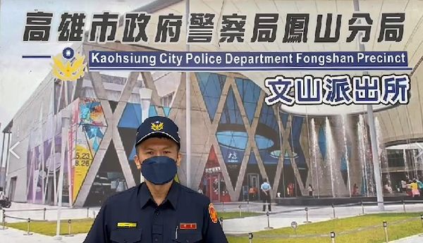 ▲▼高雄街頭驚現超狂「沙發騎士」，警方要罰了。（圖／記者賴文萱翻攝）