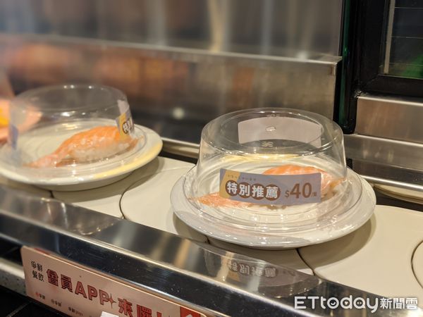▲不只2大鮭魚壽司變貴　爭鮭這2品項也調漲為40元。（圖／記者黃士原攝）
