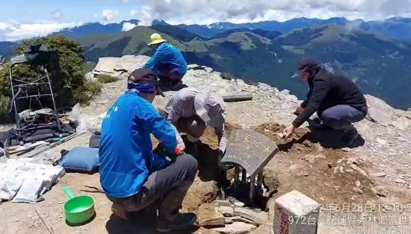 ▲▼奇萊北峰山頂標示牌遭破壞　太管處派人揹水泥上山修復。（圖／翻攝自記者爆料網）