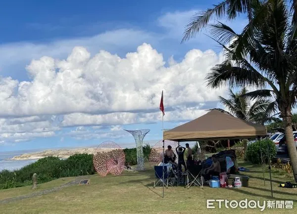 ▲▼在地藝術家撒部‧嘎照創作，設置於石梯坪遊憩區的裝置藝術「欣賞她，也要愛護她」週邊遭民眾違規搭設帳棚。（圖／記者柯政誟翻攝臉書，下同）