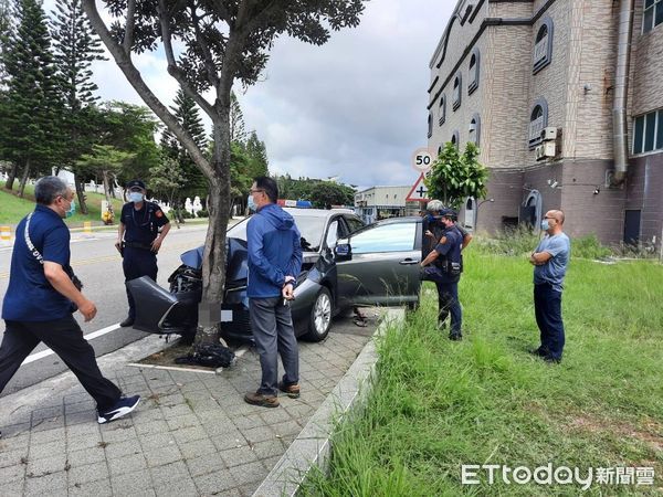 ▲▼ 澎湖自撞車禍 駕駛拒不下車 警方機警搜索出K他命。（圖／記者陳韋男攝）