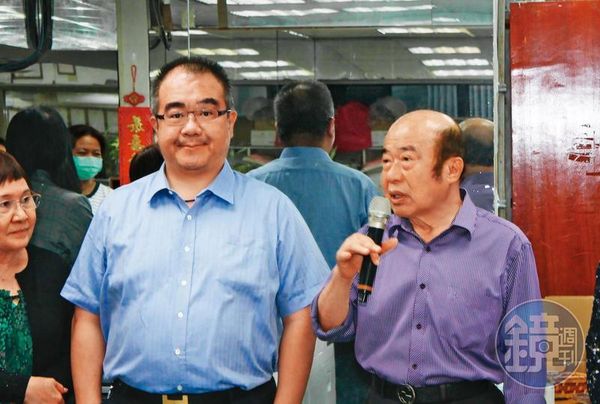 林文雄（右）與長子林中一（左），共同出資創東南亞集團後，再成立1111人力銀行。（讀者提供）