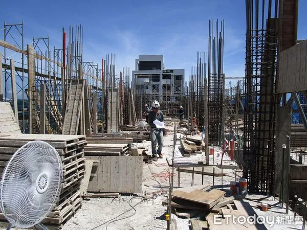 ▲▼從事戶外作業之勞工，體力較平常消耗快速、體溫調節異常，易引發中暑或熱衰竭等熱疾病職業災害。（圖／花蓮縣政府提供，下同）