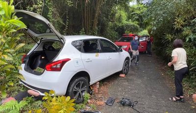 路面濕滑車停斜坡倒退嚕！夫婦壓車底半小時　千斤頂救出僅輕傷