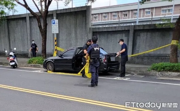 ▲▼      北市松山區男子陳屍路邊轎車       。（圖／記者黃彥傑攝）