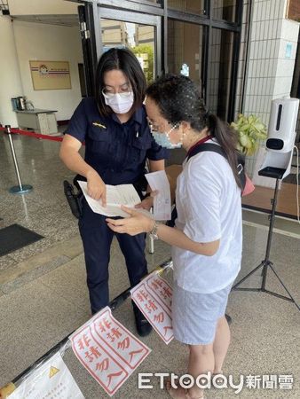 ▲東港警分局東港派出所警員劉智佳成功勸阻李女被騙             。（圖／記者陳崑福翻攝，下同）