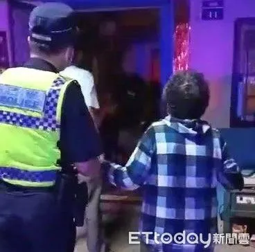 ▲員警開巡邏車載老婦返家休息。（圖／記者楊漢聲翻攝）