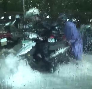 台中暴雨榮總前成急流 2人「溯溪逆推」機車...慘被沖倒