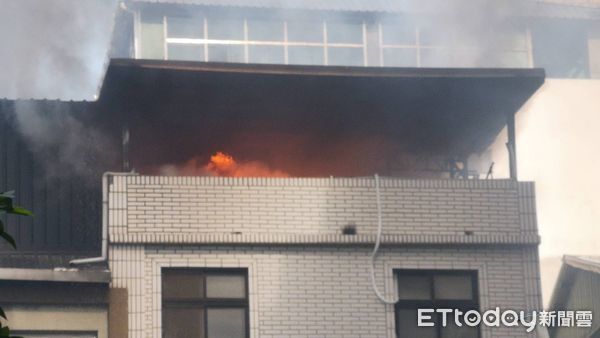 ▲▼台北市北投區義方街一棟四層樓公寓頂樓起火。（圖／記者黃彥傑攝）