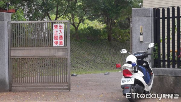 ▲▼台北市北投區發生一起墜落意外，一名男子（約40歲）墜落在大門口沒有生命跡象。（圖／記者黃彥傑攝）