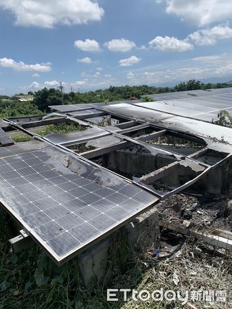 ▲台南市新市區太陽能發電廠傳火警，廠商自先斷電自撲，燒燬部分太陽能板，未擴大釀災。（圖／民眾提供，下同）