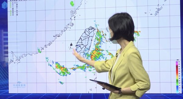 ▲▼氣象局說明颱風動態以及未來一週天氣。（圖／黃軍瑋攝）