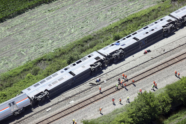 ▲▼美鐵28日在密西根州發生列車翻覆事件，造成4死150人受傷。（圖／達志影像／美聯社）