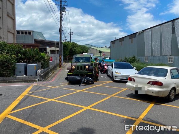 ▲▼      桃園騎士鬼切，遭軍卡撞倒       。（圖／記者沈繼昌翻攝）