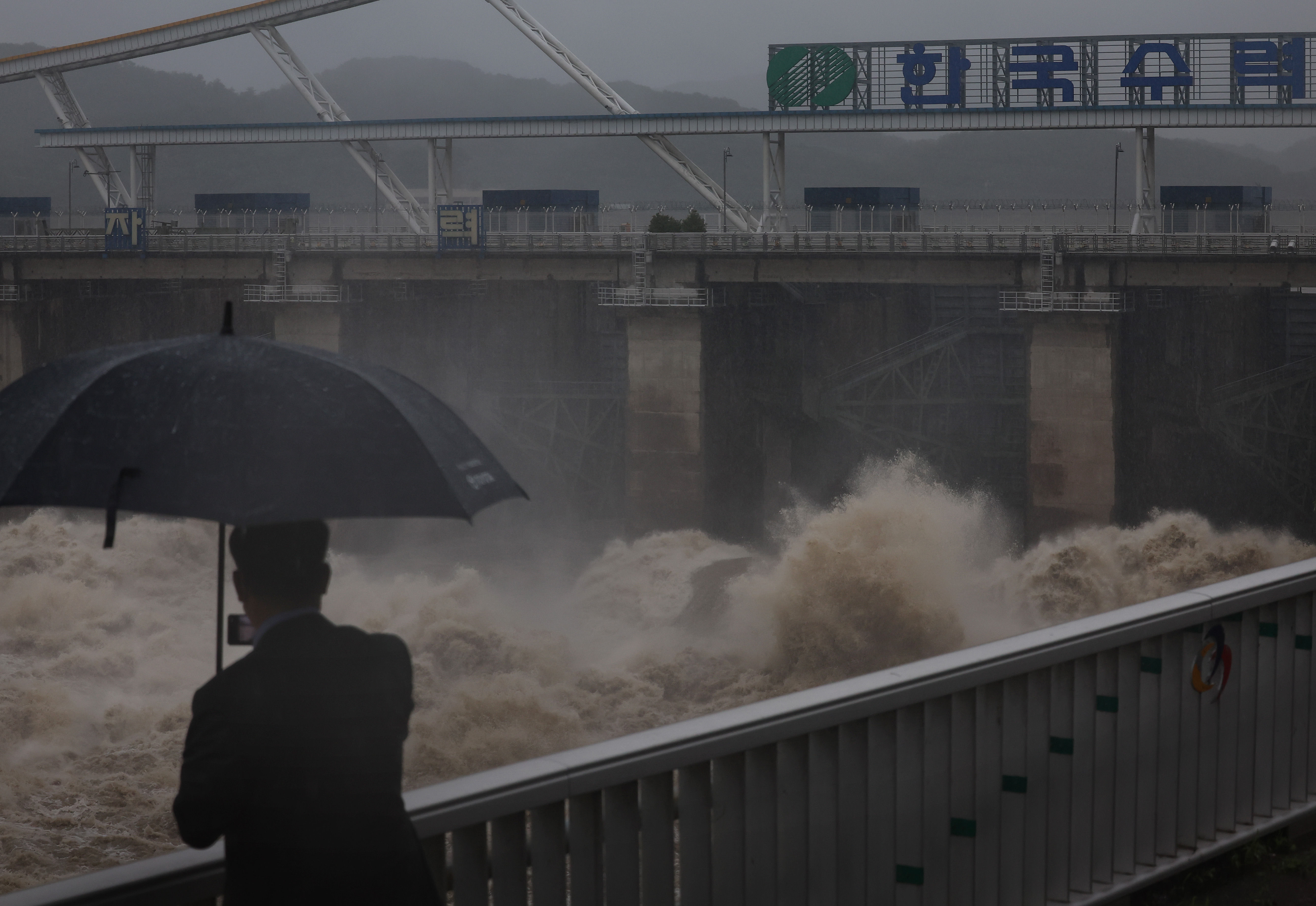 ▲▼南韓因滯留鋒面影響，首爾降下集中豪雨，八堂水壩正在進行洩洪。（圖／達志影像）