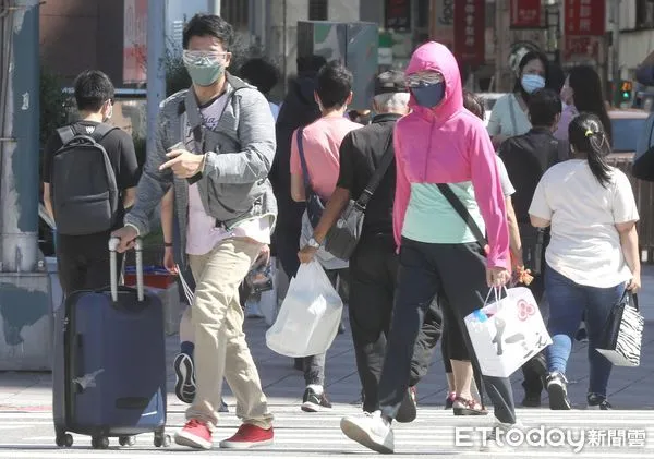 ▲▼天氣 豔陽 高溫 遮陽 傘花 強陣風 紫外線。（圖／記者屠惠剛攝）