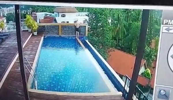 詭異畫面曝光！19歲男在飯店泳池突然墜下6樓　陳屍鐵皮屋屋頂上。（圖／翻攝自泰國《每日新聞》）
