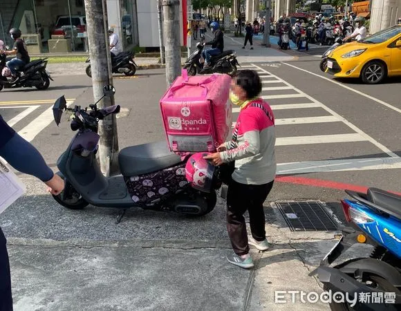 ▲新北市新莊區29日上午發生交通事故，消防人員趕抵後驚覺外送員正要前往他們分隊送餐。（圖／記者陳以昇翻攝）